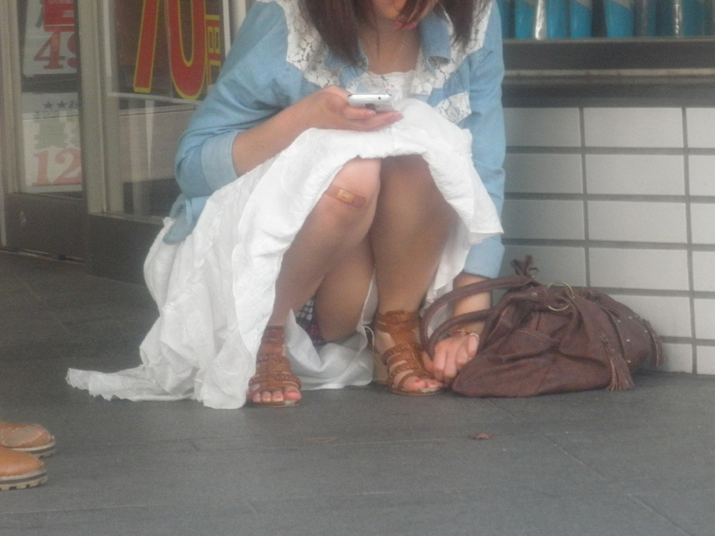 うんこ座り パンチラ画像だぜ！股間のむっくり具合がエロくてたまんないっす💕036