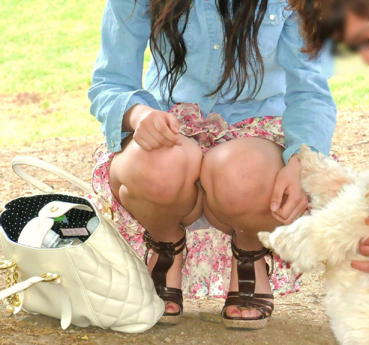 うんこ座り パンチラ画像だぜ！股間のむっくり具合がエロくてたまんないっす💕039