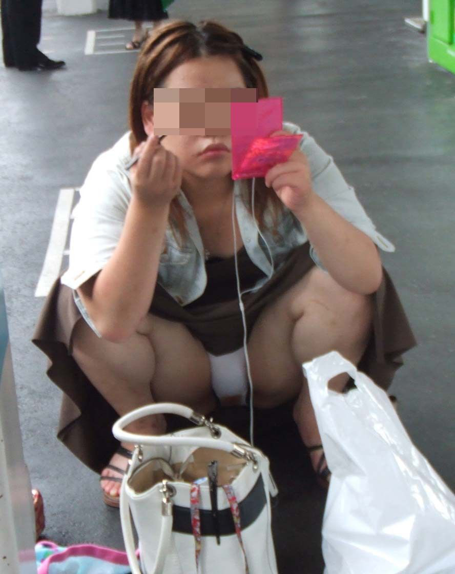 うんこ座り パンチラ画像だぜ！股間のむっくり具合がエロくてたまんないっす💕040