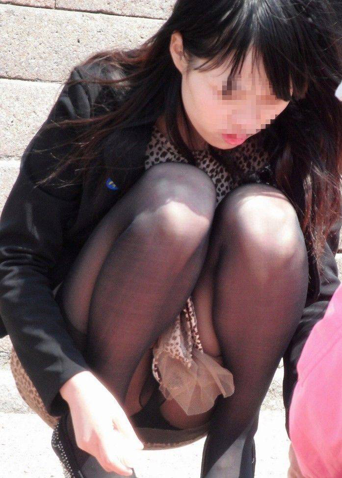 うんこ座り パンチラ画像だぜ！股間のむっくり具合がエロくてたまんないっす💕041