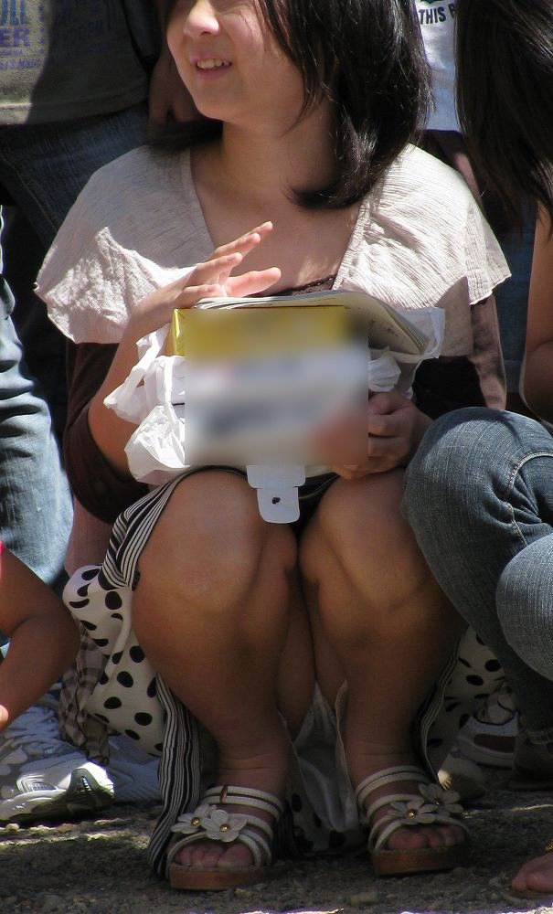 うんこ座り パンチラ画像だぜ！股間のむっくり具合がエロくてたまんないっす💕053