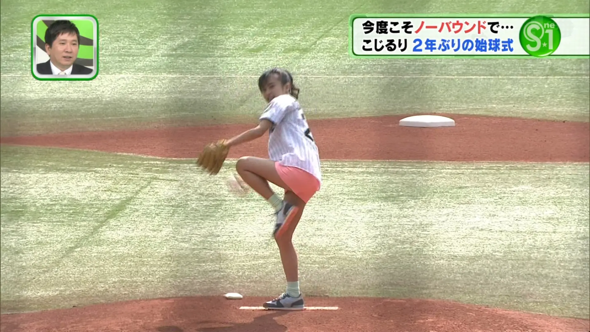 小島瑠璃子が始球式に登場!ショートパンツの隙間がデッドゾーンに001