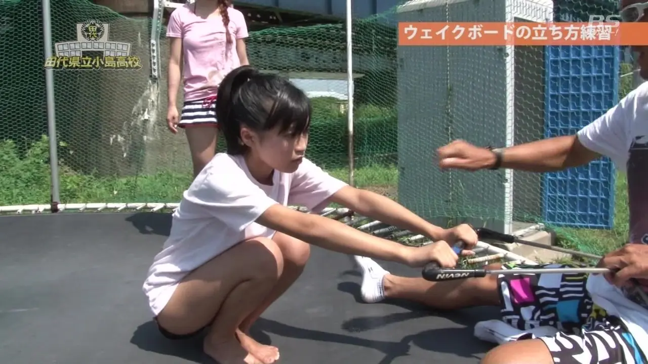 小島瑠璃子が始球式に登場!ショートパンツの隙間がデッドゾーンに008