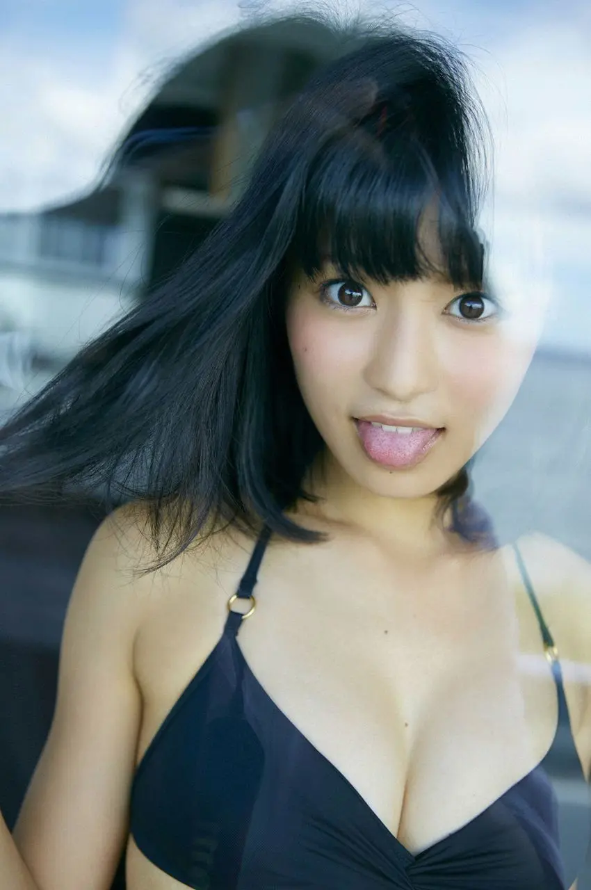 小島瑠璃子が始球式に登場!ショートパンツの隙間がデッドゾーンに030
