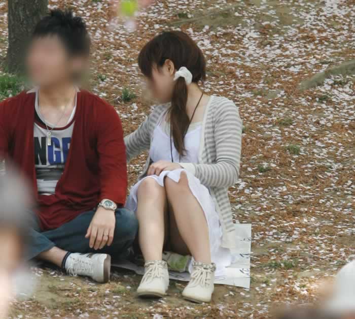 花よりパンツに目がいくエッチな花見パンチラ盗撮エロ画像27枚003枚目