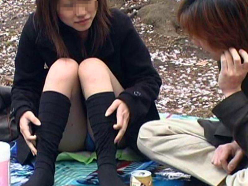 花よりパンツに目がいくエッチな花見パンチラ盗撮エロ画像27枚004枚目
