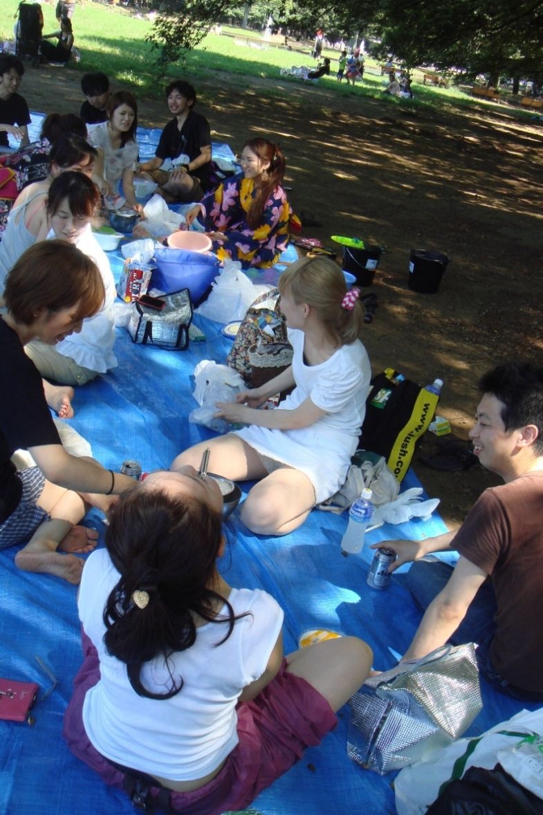 花よりパンツに目がいくエッチな花見パンチラ盗撮エロ画像27枚005枚目