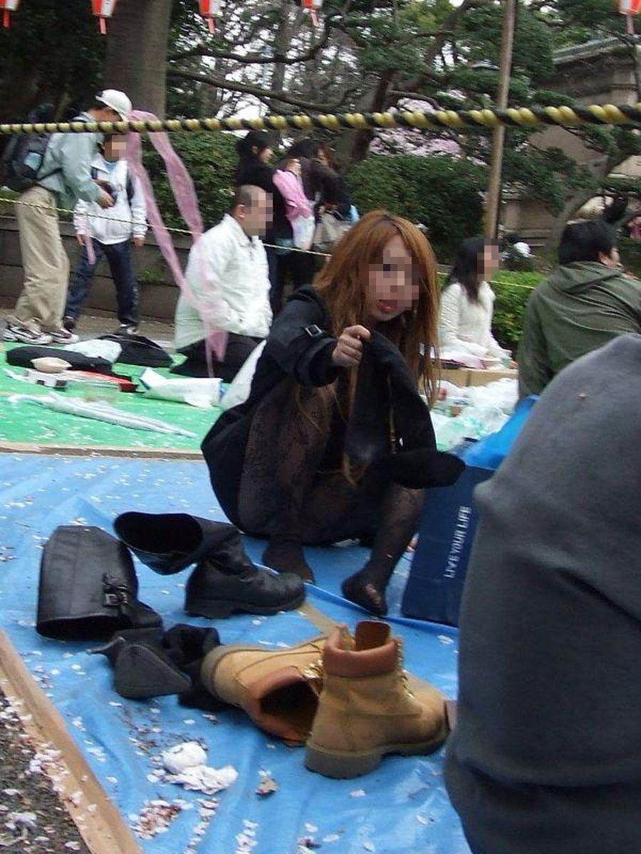 花よりパンツに目がいくエッチな花見パンチラ盗撮エロ画像27枚006枚目
