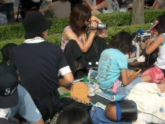 花よりパンツに目がいくエッチな花見パンチラ盗撮エロ画像27枚007枚目