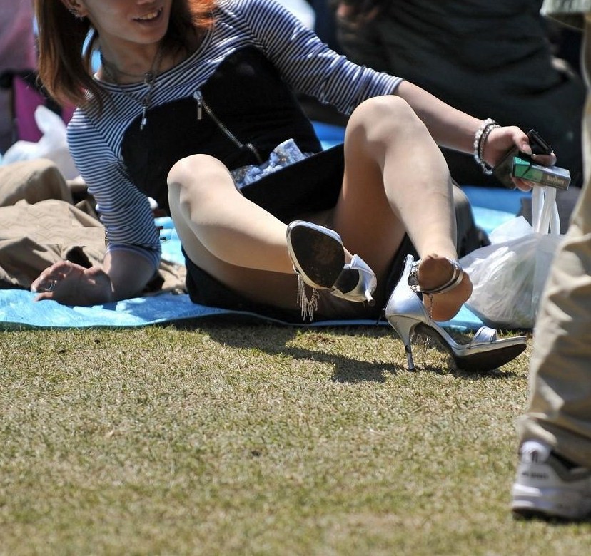 花よりパンツに目がいくエッチな花見パンチラ盗撮エロ画像27枚008枚目