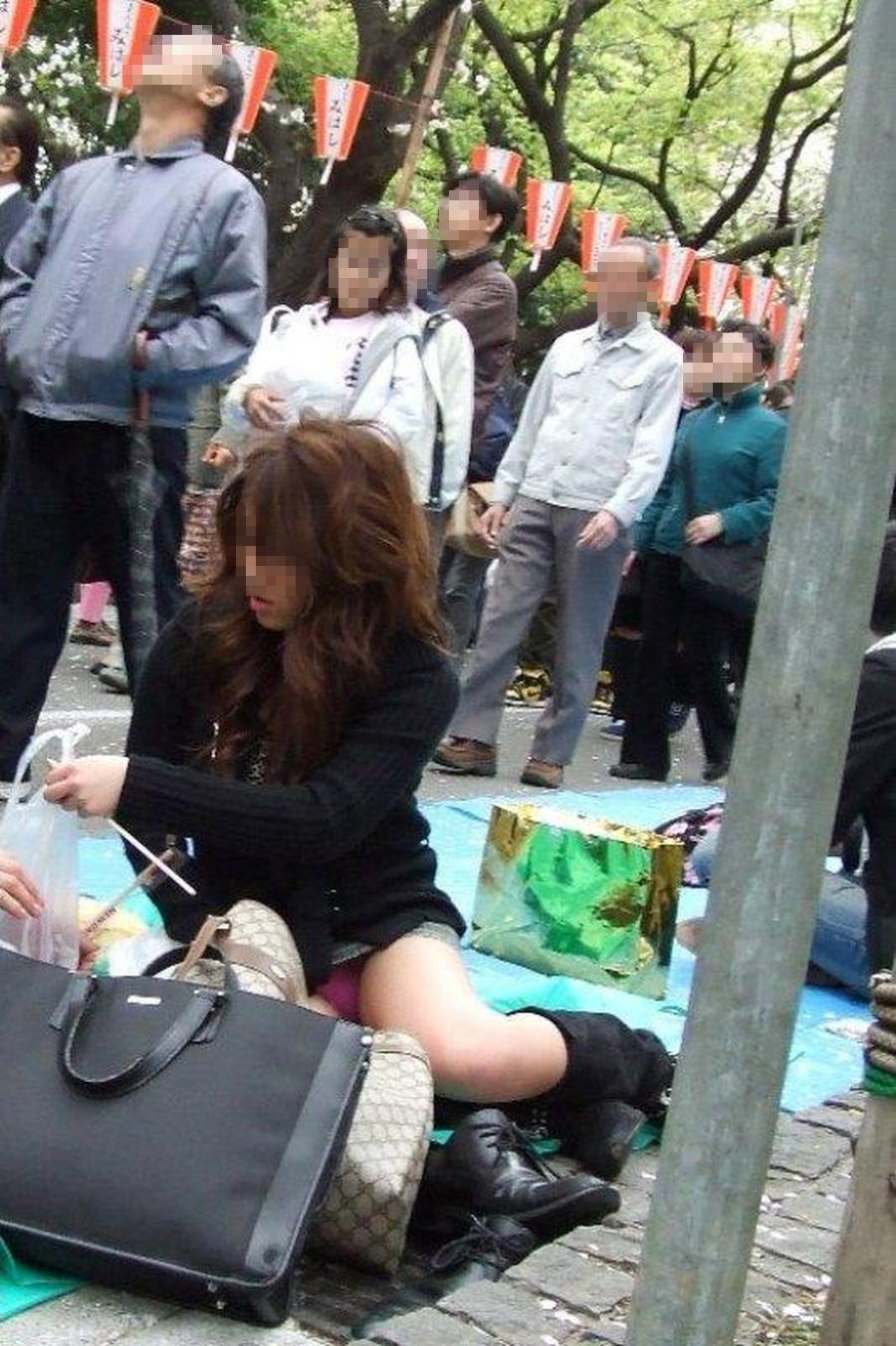 花よりパンツに目がいくエッチな花見パンチラ盗撮エロ画像27枚009枚目