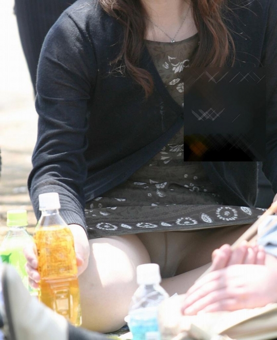 花よりパンツに目がいくエッチな花見パンチラ盗撮エロ画像27枚010枚目