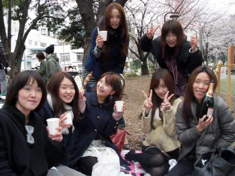 花よりパンツに目がいくエッチな花見パンチラ盗撮エロ画像27枚011枚目