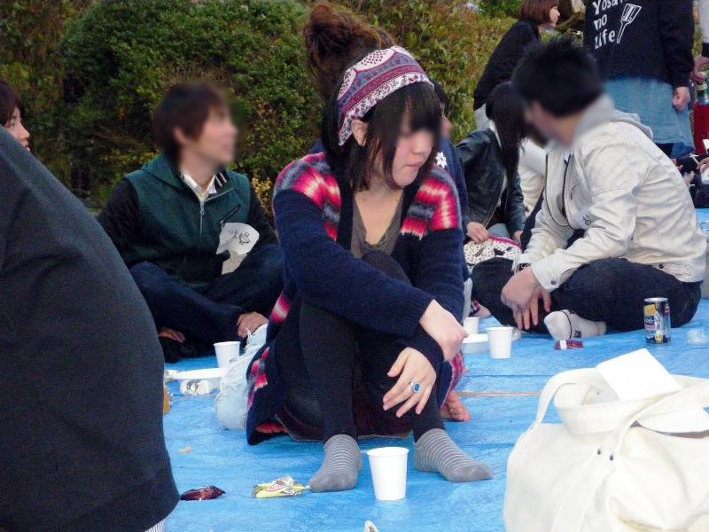 花よりパンツに目がいくエッチな花見パンチラ盗撮エロ画像27枚013枚目