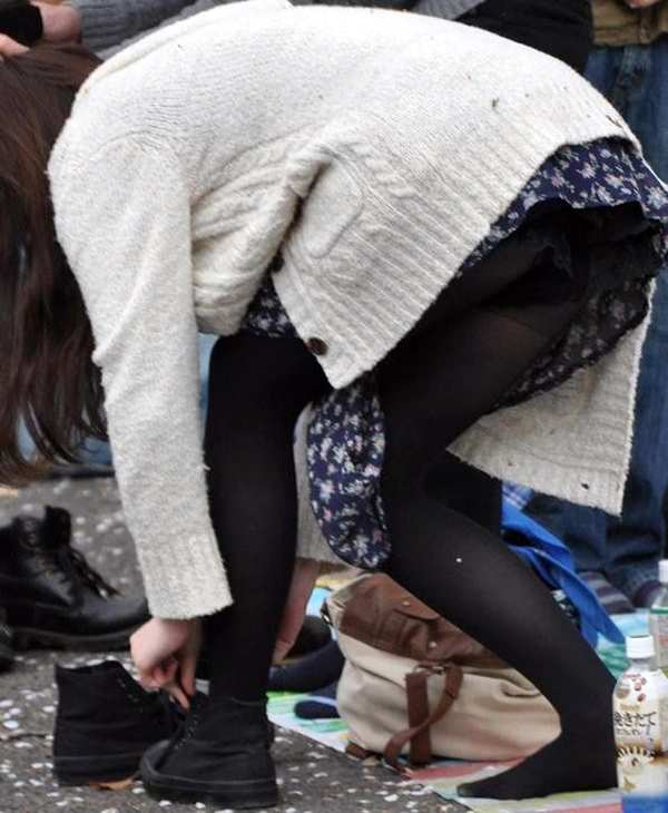 花よりパンツに目がいくエッチな花見パンチラ盗撮エロ画像27枚016枚目