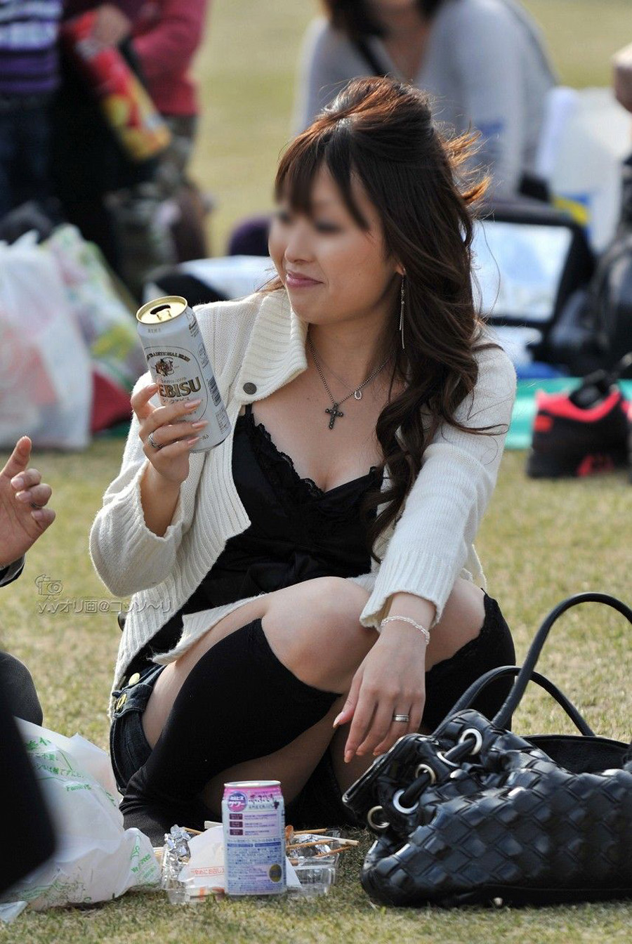 花よりパンツに目がいくエッチな花見パンチラ盗撮エロ画像27枚019枚目