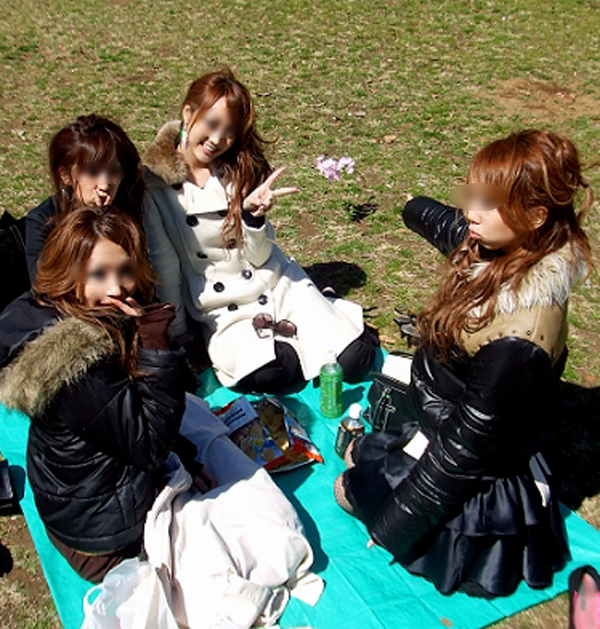 花よりパンツに目がいくエッチな花見パンチラ盗撮エロ画像27枚020枚目