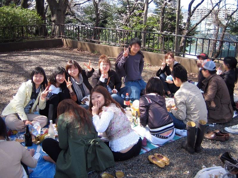 花よりパンツに目がいくエッチな花見パンチラ盗撮エロ画像27枚024枚目