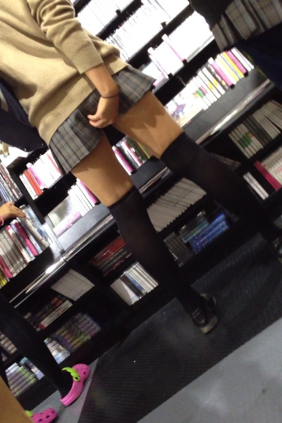 冬場に増える美脚ニーソパンチラがエロい盗撮画像32枚011枚目