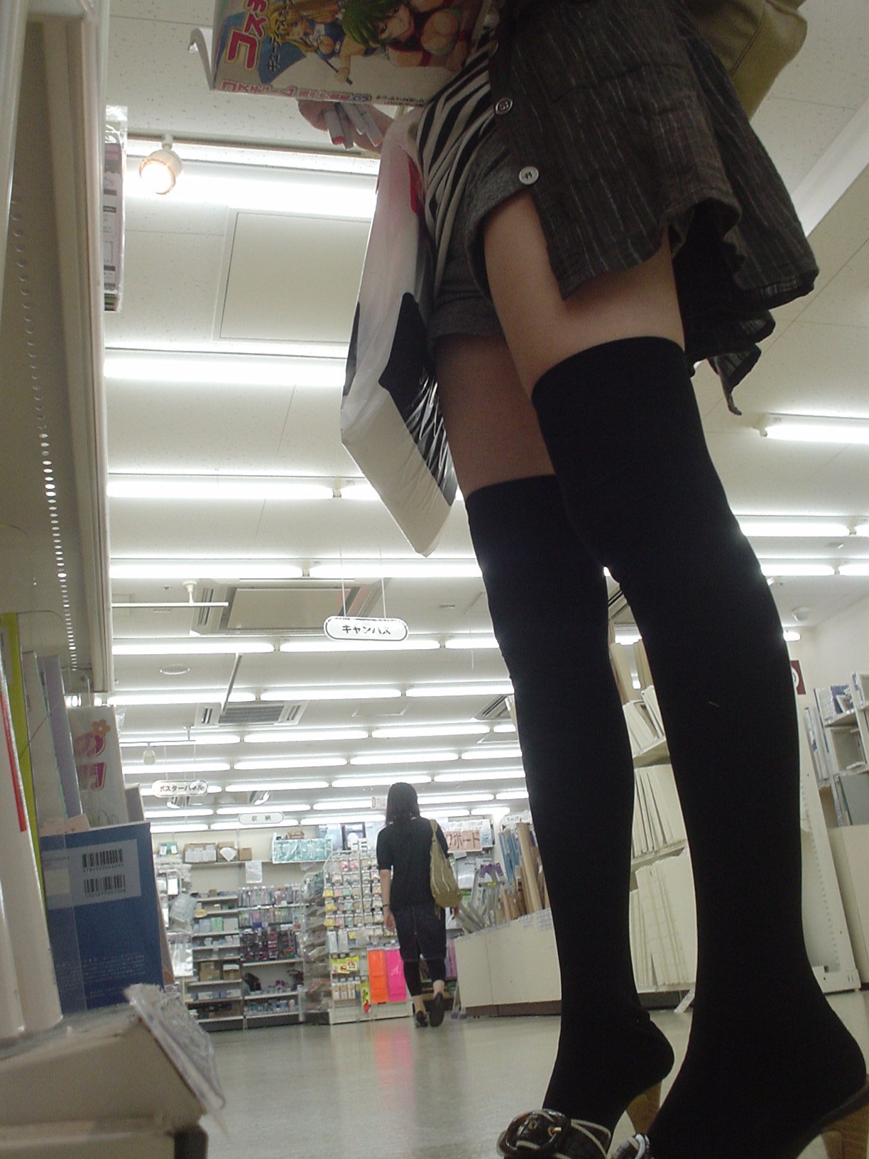 冬場に増える美脚ニーソパンチラがエロい盗撮画像32枚026枚目