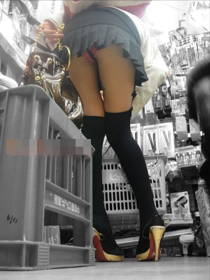 冬場に増える美脚ニーソパンチラがエロい盗撮画像32枚028枚目