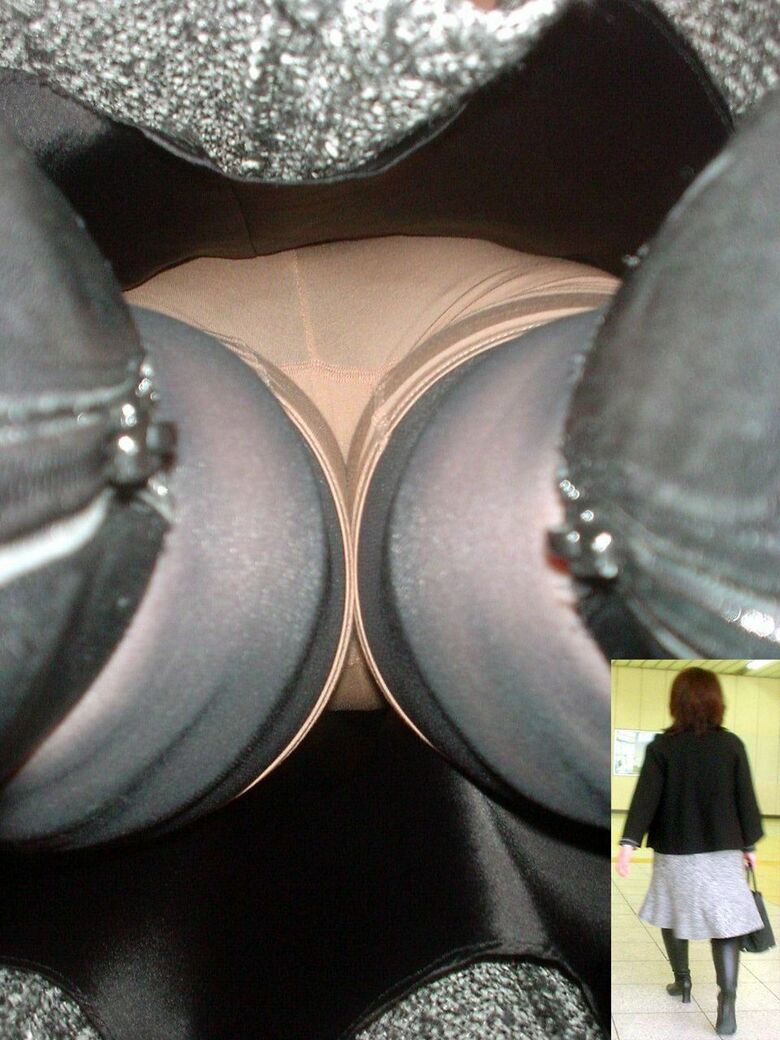 黒タイツの逆さ撮り盗撮パンチラ画像!この時期にしか見れない冬仕様のパンツを集めました♡005枚目