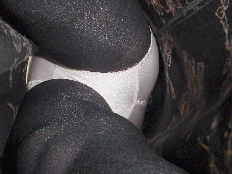 黒タイツの逆さ撮り盗撮パンチラ画像!この時期にしか見れない冬仕様のパンツを集めました♡038枚目