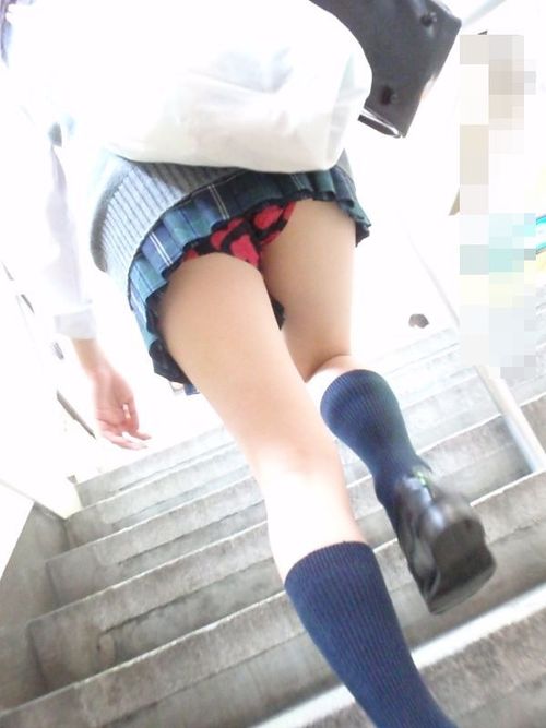 子ども目線でパンチラを堪能する隠し撮り盗撮パンツ画像50枚034枚目