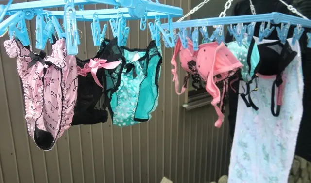 盗んでくださいと言わんばかりのカラフルな洗濯物パンツ024