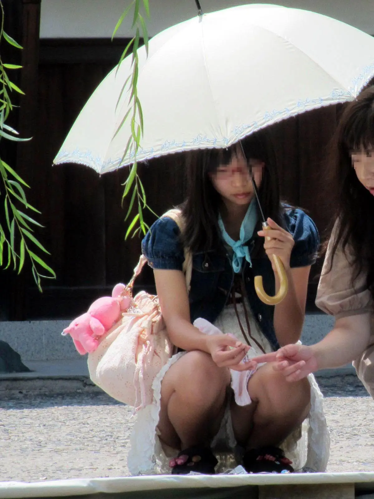 素人のパンチラを盗撮ってくそ興奮するよね010
