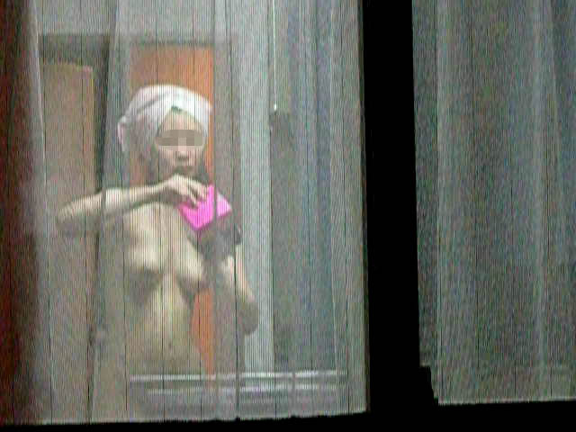 窓からこっそり盗み撮りした隣のお姉さんの裸でオナル003