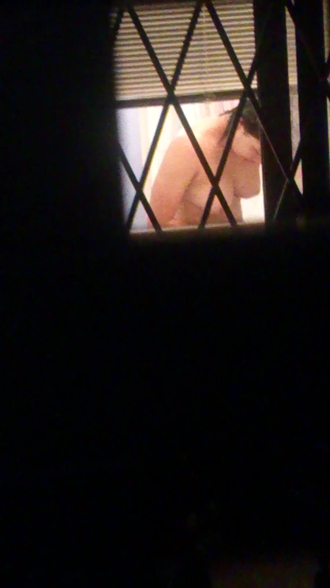 窓からこっそり盗み撮りした隣のお姉さんの裸でオナル016