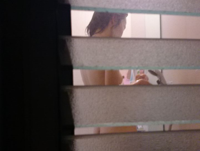 窓からこっそり盗み撮りした隣のお姉さんの裸でオナル017