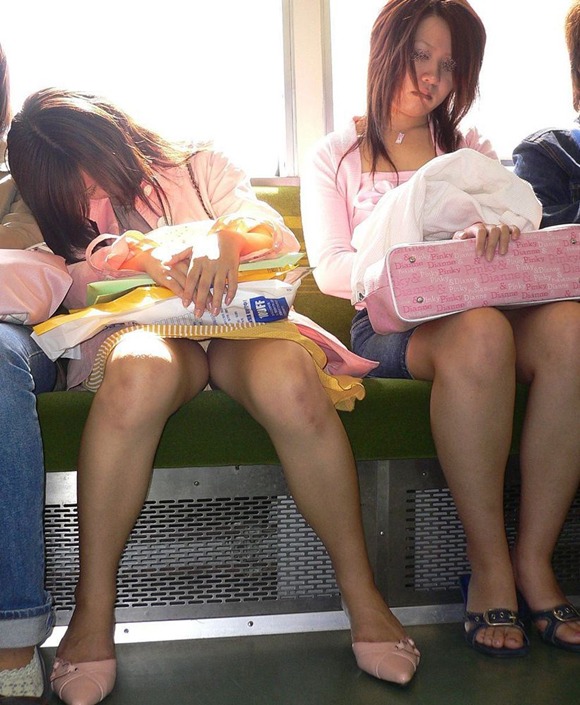 電車内で寝ている女性の対面に座りパンツを覗いてみた003