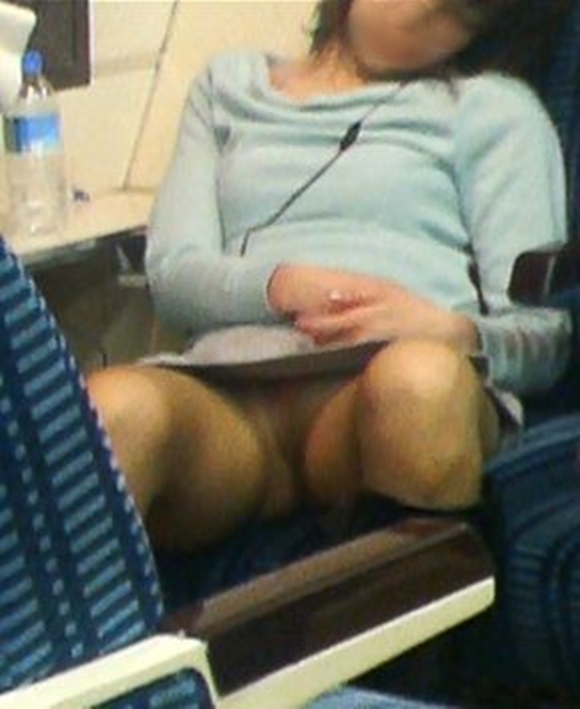 電車内で寝ている女性の対面に座りパンツを覗いてみた005
