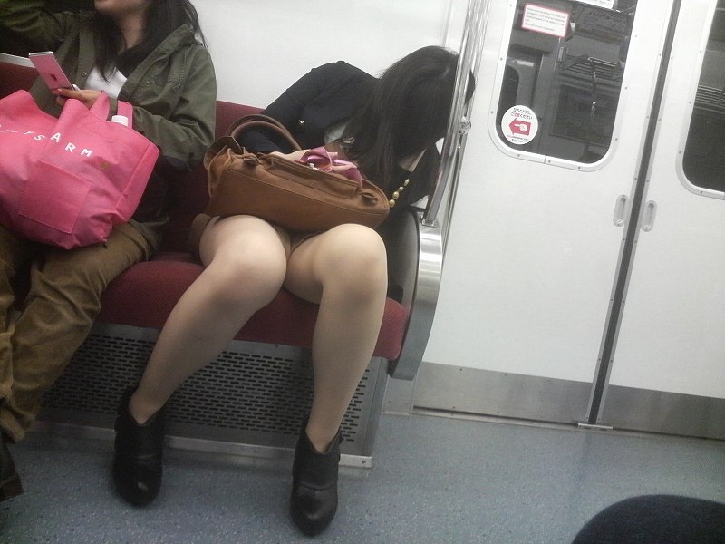 電車内で寝ている女性の対面に座りパンツを覗いてみた010