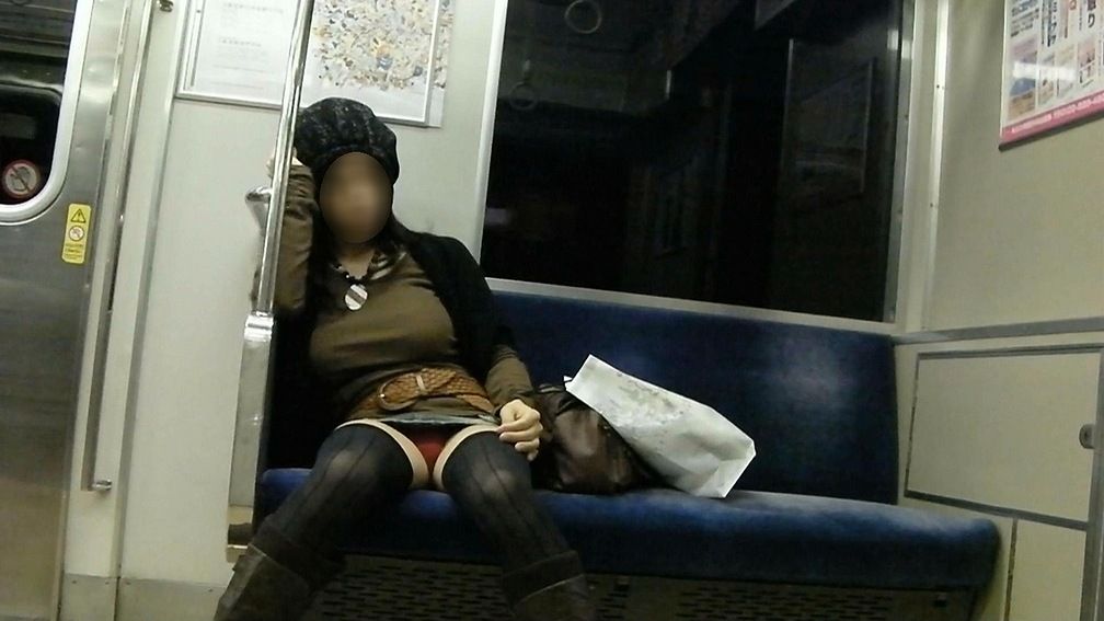 電車内で寝ている女性の対面に座りパンツを覗いてみた012