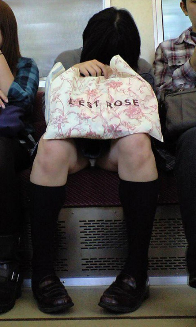 電車内で寝ている女性の対面に座りパンツを覗いてみた025