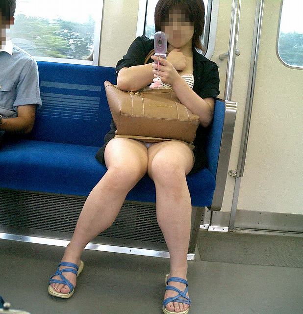 電車で寝ている女性の開いてきた股間はすかさず盗撮しておくのが男の流儀019
