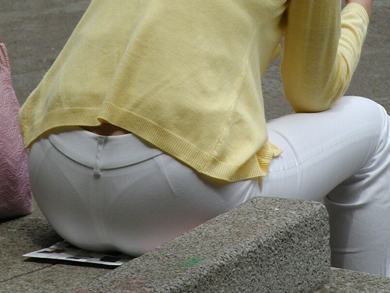 ピタッとしたズボンやスカートから透けて見えるパンチラは盗撮の中でも一級品なのは間違いない017