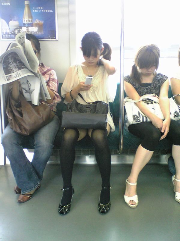 電車で居眠りやくつろいでる女の子のパンツを盗撮008