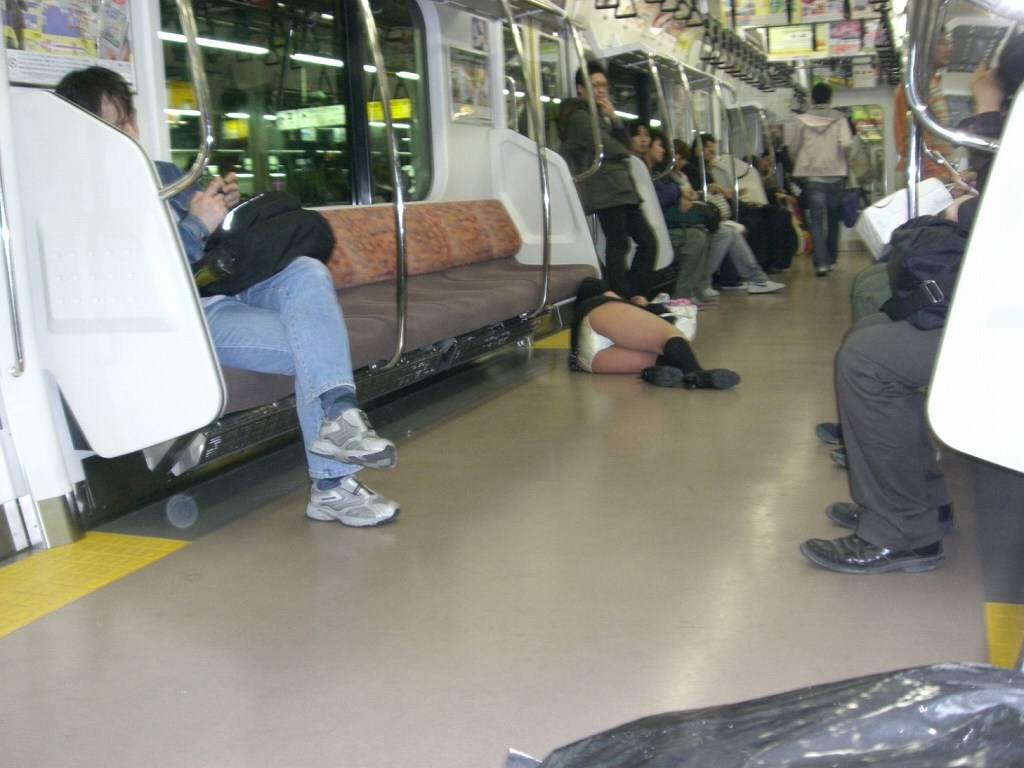 電車で居眠りやくつろいでる女の子のパンツを盗撮018