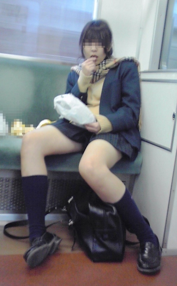 電車内にいるお姉さんをスマホで隠し撮りしたガチ盗撮画像011