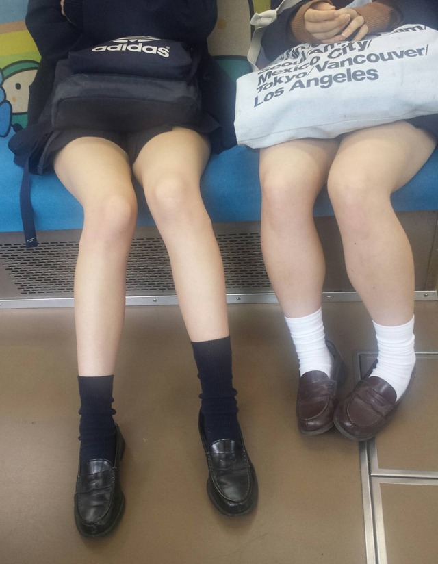 電車内にいるお姉さんをスマホで隠し撮りしたガチ盗撮画像012