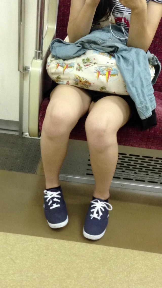 電車内にいるお姉さんをスマホで隠し撮りしたガチ盗撮画像014