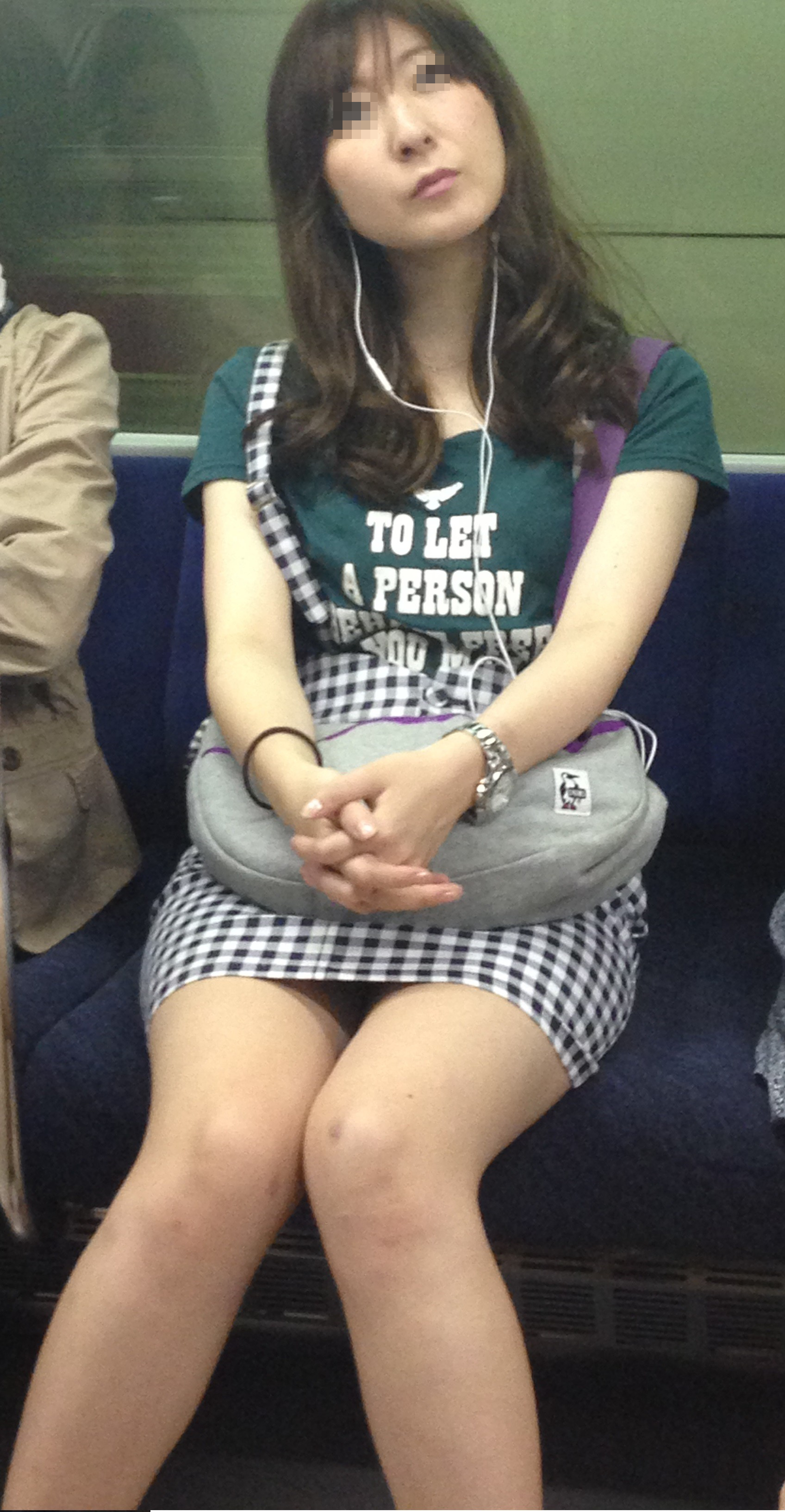 電車内にいるお姉さんをスマホで隠し撮りしたガチ盗撮画像017