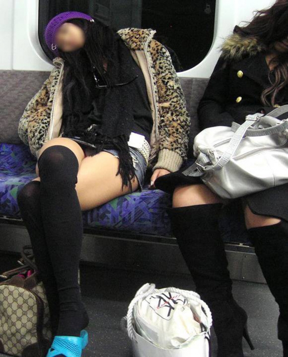 電車内で油断した女の子達のパンチラガチでエロすぎる・・・007