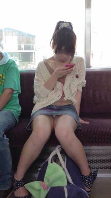 【電車盗撮】可愛い子が対面に座ってパンチラしてたから無音カメラで撮ったったｗｗｗ003