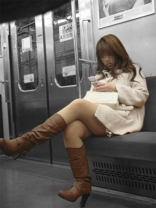 居眠り姫のパンチラは電車の中で008