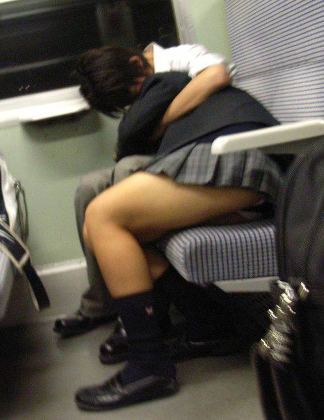 居眠り姫のパンチラは電車の中で010
